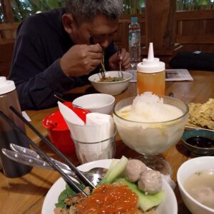 masakan rumahan tradisional, namun dengan presentasi dan cita rasa modern.