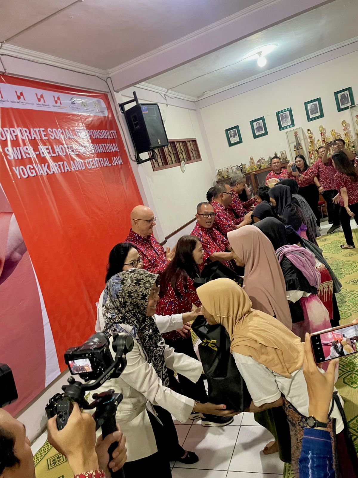 Swiss-Belhotel International Hotels in Yogyakarta, Solo, and Semarang Join Forces to Support Buruh Gendong at Beringharjo Market