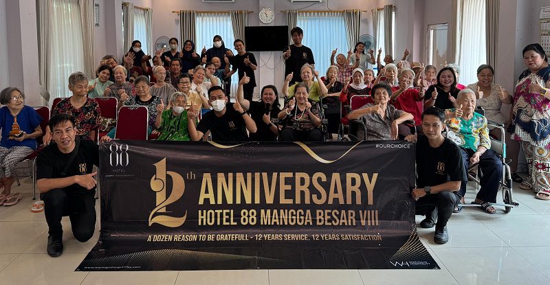 Hotel 88 Mangga Besar VIII Rayakan Anniversary ke-12 Bareng Oma dan Opa Panti Werdha Wisma Mulia