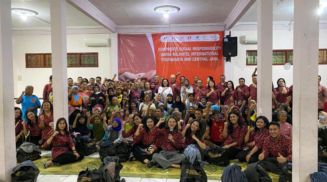 Swiss-Belhotel International Network in Yogyakarta, Solo, and Semarang Visits Porters at Beringharjo Market