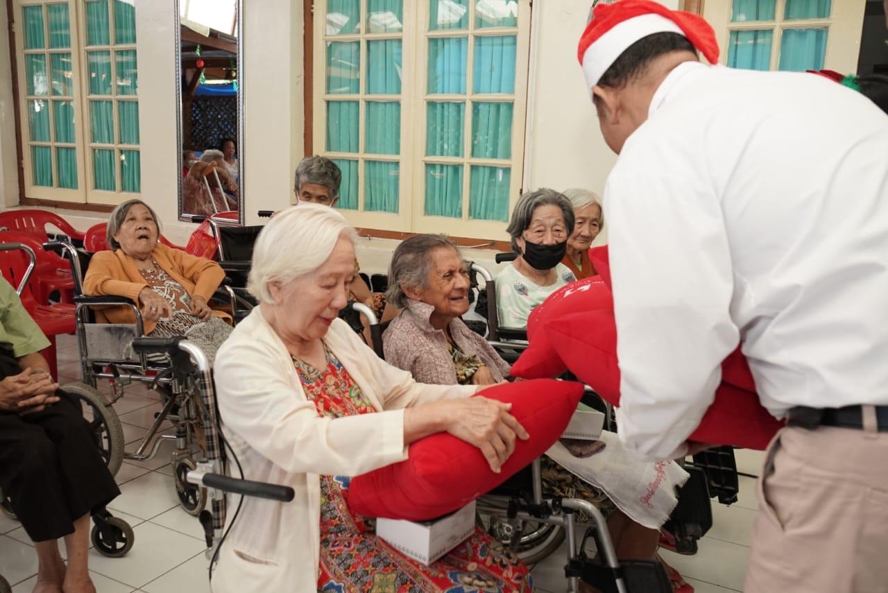 Fills Old Folks Home with Happiness Through Spreading Christmas Cheers with The Elders in Conjunction with Their Hotel Anniversary Celebration