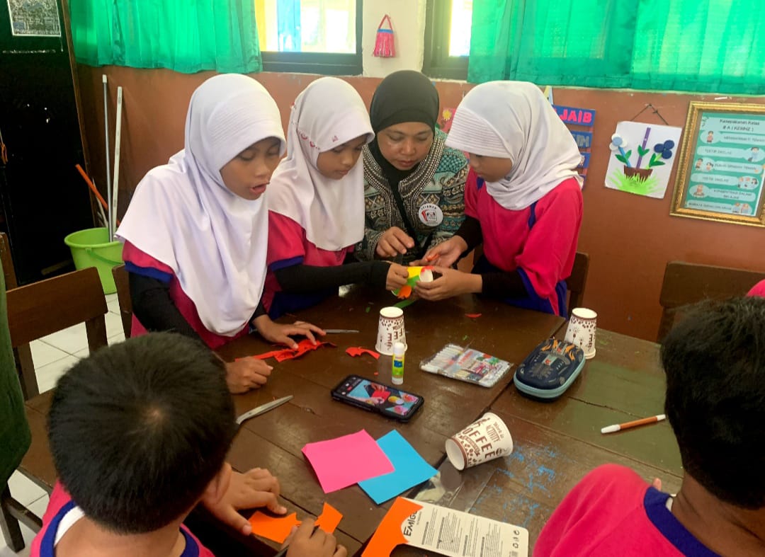 As the main activity, students at SDN Gandaria Utara 11 learned to plant food crops