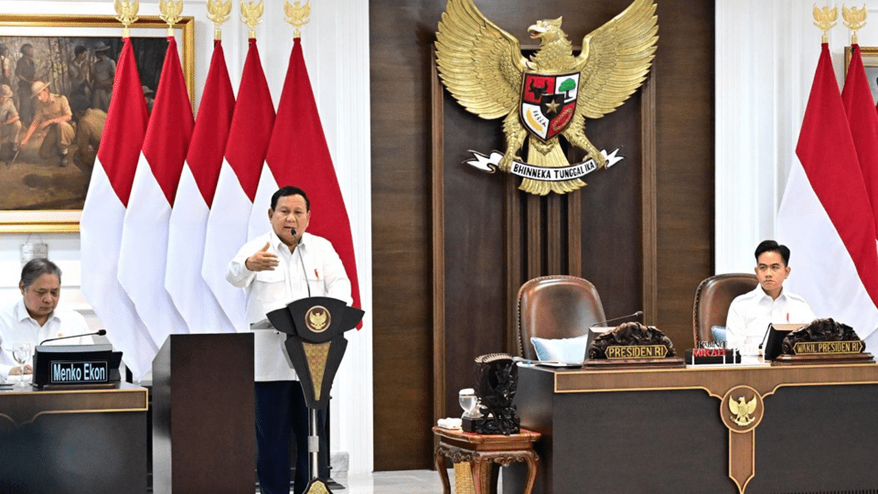 Presiden Prabowo Subianto menggelar Sidang Kabinet Paripurna bersama seluruh jajaran Menteri Kabinet Merah Putih, pada Rabu, 22 Januari 2025, di Ruang Sidang Kabinet, Istana Kepresidenan Jakarta. Sumber Foto: BPMI Setpres/Rusman