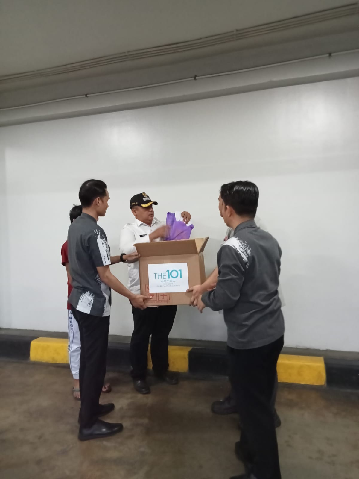 THE 1O1 Hotel Bogor Suryakancana Salurkan Bantuan CSR untuk Dukung Pendidikan Anak Kurang Mampu di Kelurahan Babakan Pasar