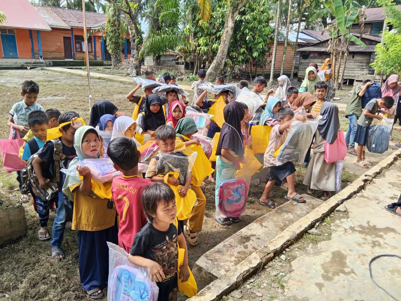Telkom Bergerak Salurkan Bantuan untuk Pemulihan Sarana