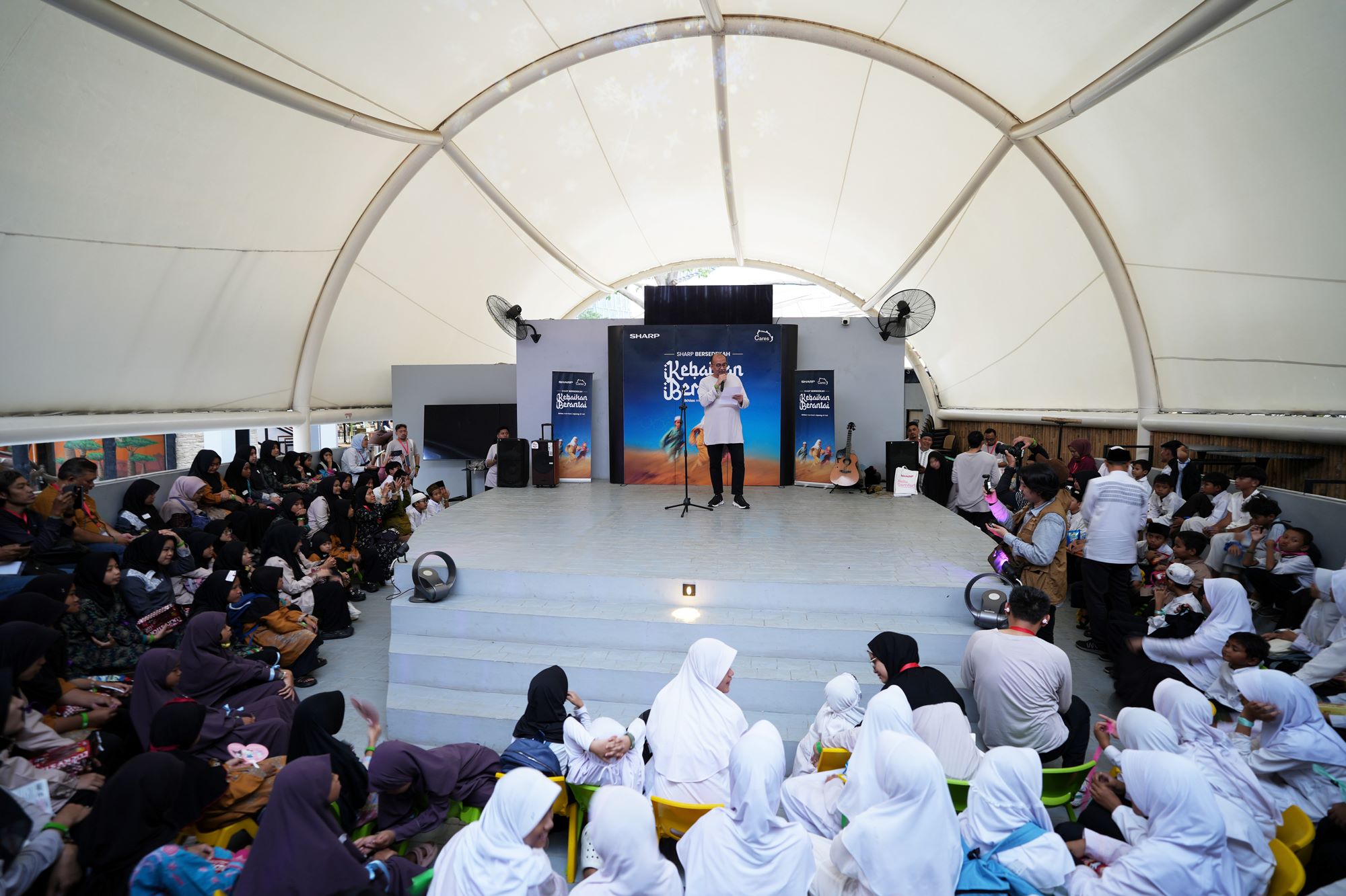 Langkah Nyata Sharp: Mengubah Klik di Media Sosial Menjadi Senyuman di Panti Asuhan